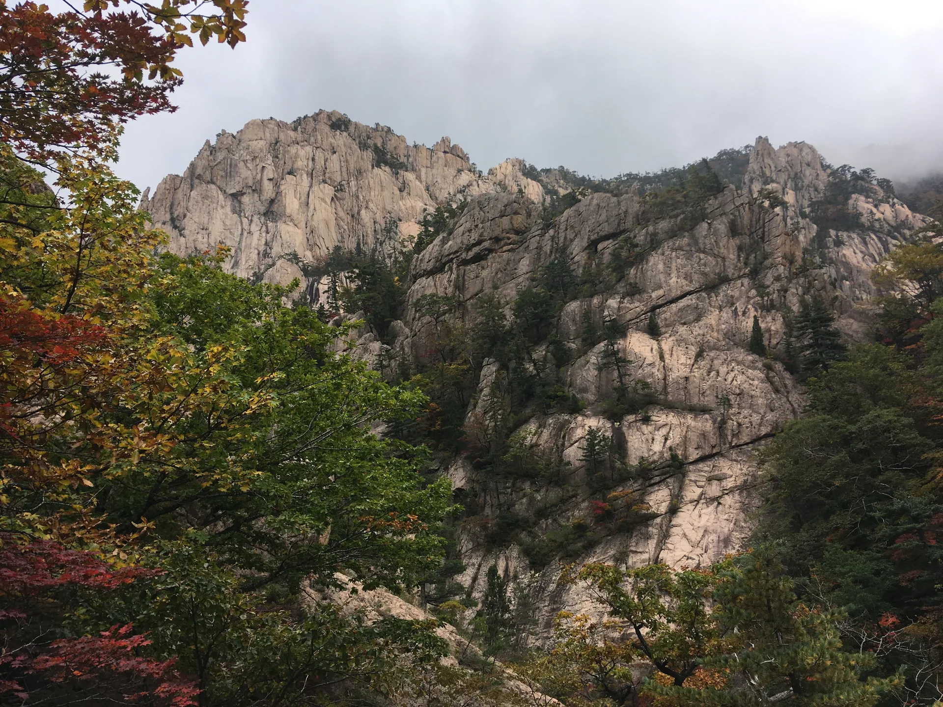 韩国束草附近雪岳山国家公园的秋天，花岗岩峰峦层林尽染